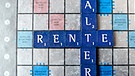 Die Worte "Alter" und "Rente" liegen kombiniert auf einem Scrabble-Spielfeld | Bild: picture-alliance/dpa