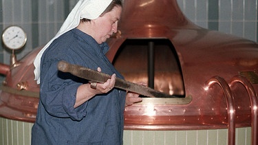 Schwester Doris beim Bierbrauen | Bild: picture-alliance/dpa