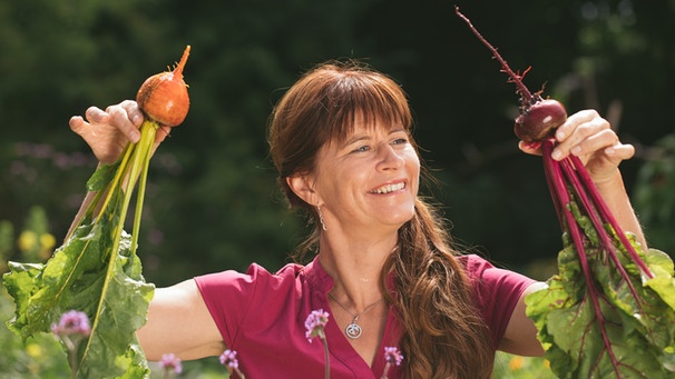 BR-Gartenexpertin Sabrina Nitsche mit frisch geernteter gelber und roter Bete (Archivbild) | Bild: BR/Lisa Hinder