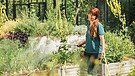 BR-Gartenexpertin Sabrina Nitsche im sommerlichen Querbeet-Garten (BR-Archiv) | Bild: BR/Lisa Hinder