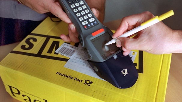 Ärger mit der Post? Mit einem Spezialstift quittiert ein Empfänger die Zustellung eines Paketes auf einem kleinen elektronischen Handscanner  | Bild: picture-alliance/dpa