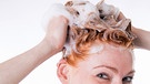 Das Haar schön wie diese Frau, die sich gerade ihr Haar wäscht: Shampoo aus Rosskastanien | Bild: picture-alliance/dpa