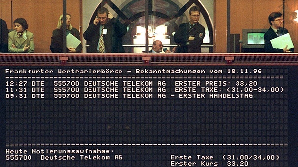 Zum ersten Mal erscheint am 18.11.1996 der Name Telekom auf der Tafel im großen Saal der Frankfurter Börse | Bild: picture-alliance/dpa