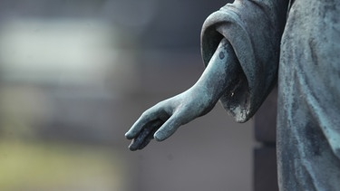 Die Hand einer Statue auf einem Friedhof | Bild: picture-alliance/dpa