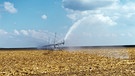 Künstliche Bewässerung auf einem abgeernteten Maisfeld in der Ukraine | Bild: picture-alliance/Bibliographisches Institut/Prof. Dr. H. Wilhelmy