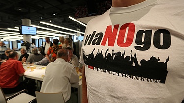 viagogo-Gegner mit T-shirt-Aufdruck "viaNOgo" | Bild: picture alliance / Eibner-Pressefoto | Eibner-Pressefoto