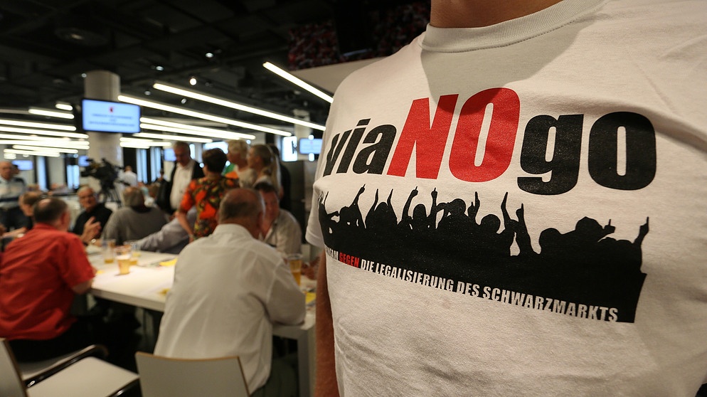 viagogo-Gegner mit T-shirt-Aufdruck "viaNOgo" | Bild: picture alliance / Eibner-Pressefoto | Eibner-Pressefoto