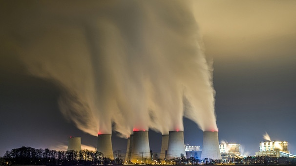 Kühltürme eines Braunkohlekraftwerkes: Kritiker fordern einen möglichst schnellen Abschied von der Kohle | Bild: dpa-Bildfunk