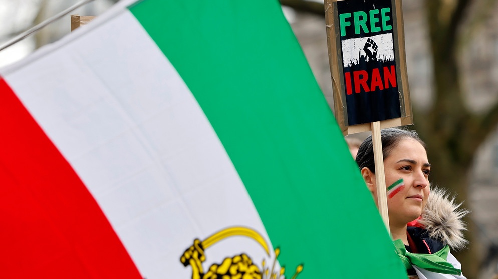 Demo gegen das Regime im Iran | Bild: picture alliance / Panama Pictures | Christoph Hardt