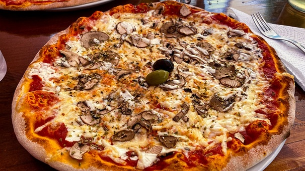 Ein Pizza mit Trüffel auf einem Teller in einem Restaurant. | Bild: Sylvia Bentele/Sylvia Bentele