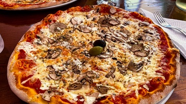 Ein Pizza mit Trüffel auf einem Teller in einem Restaurant. | Bild: Sylvia Bentele/Sylvia Bentele
