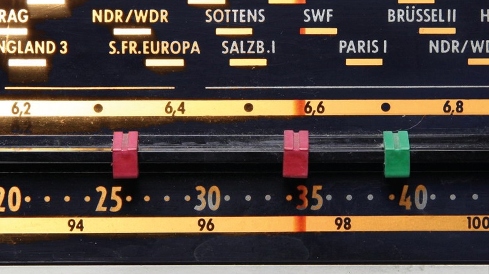 Frequenzanzeige an einem Radiogerät
| Bild: BR