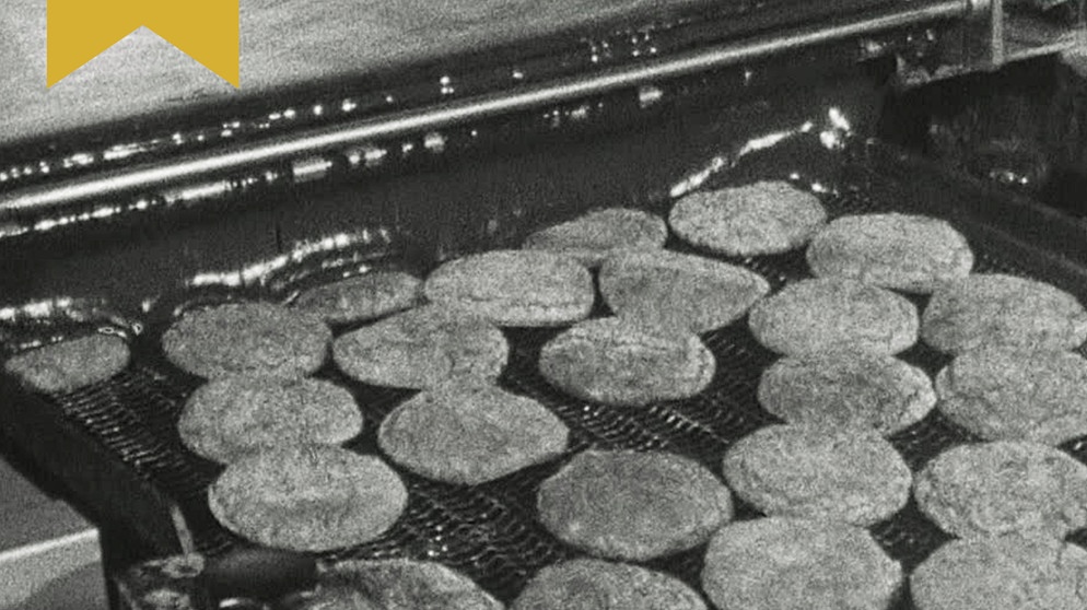 Nürnberger Lebkuchen auf dem Fließband bei der industriellen Herstellung | Bild: BR Archiv