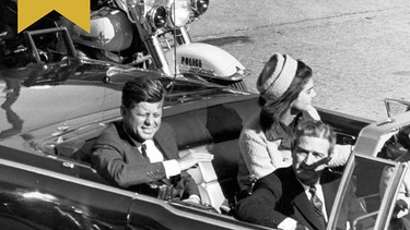 John F. Kennedy kurz vor seiner Ermordung im offenen Wagen | Bild: picture alliance / Photoshot