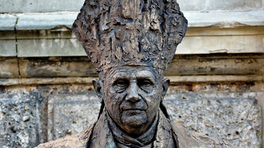 Büste Papst Benedikts XVI. in Traunstein | Bild: picture-alliance/dpa