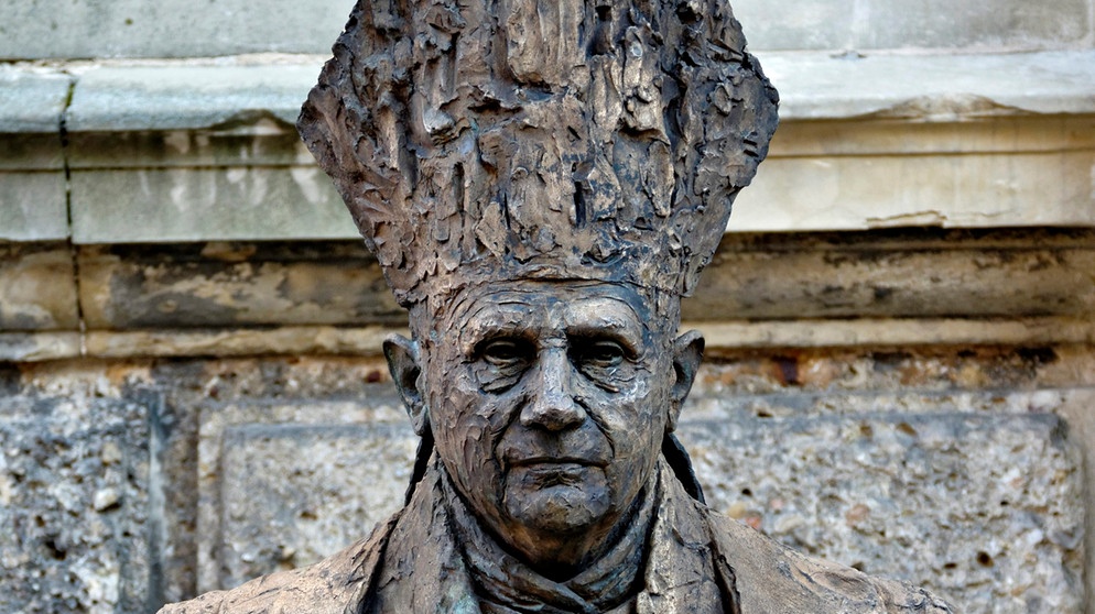 Büste Papst Benedikts XVI. in Traunstein | Bild: picture-alliance/dpa