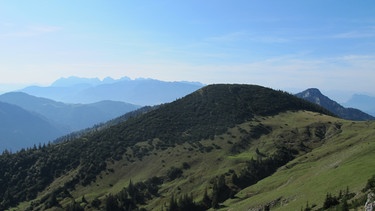 Blick vom Gipfel der Hochries Richtung Kaisergebirge | Bild: BR / Klaus Schneider