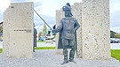 Denkmal zu 400 Jahren Kiefersfeldener Ritterschauspiele: Ein Ritter vor Betonstelen. | Bild: BR / Klaus Schneider
