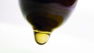 Schwarze Olive in Öl mit Tropfen. Foto: Creativstudio (c)MEV Verlag GmbH/ CD: MEV_Spezial Food-Fotos3_Volume_19 / 03.02.2012 | Bild: MEV/Creativstudio