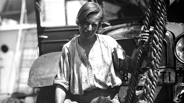 Clärenore Stinnes vor ihrem "Adler Standard 6", mit dem sie von 1927 bis 1929 als erste Frau der Welt die ganze Welt mit einem Auto umrundet hat | Bild: picture-alliance/dpa