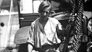 Clärenore Stinnes vor ihrem "Adler Standard 6", mit dem sie von 1927 bis 1929 als erste Frau der Welt die ganze Welt mit einem Auto umrundet hat | Bild: picture-alliance/dpa