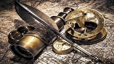 Historische Weltkarte, Fernglas, Schreibfeder, Sixtant, Kompass | Bild: colourbox.com