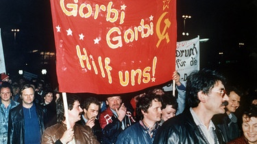 In Leipzig demonstrieren am 30. Oktober 1989 über 100.000 DDR-Bürger für mehr Demokratie. | Bild: picture-alliance/dpa/Bildarchiv