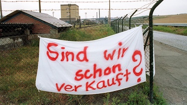Protest-Transparent am Werkzaun der Kaligrube Glückauf in Thüringen (1990) | Bild: Paul Glaser/Süddeutsche Zeitung Photo