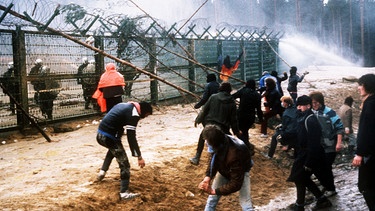 Während einer Demonstration gegen die Wiederaufbereitungsanlage Wackersdorf am 31. März 1986, kam es am Bauzaun zu Auseinandersetzungen zwischen der Polizei und den Demonstranten. | Bild: picture-alliance/dpa/Bildarchiv/Istvan Bajzat