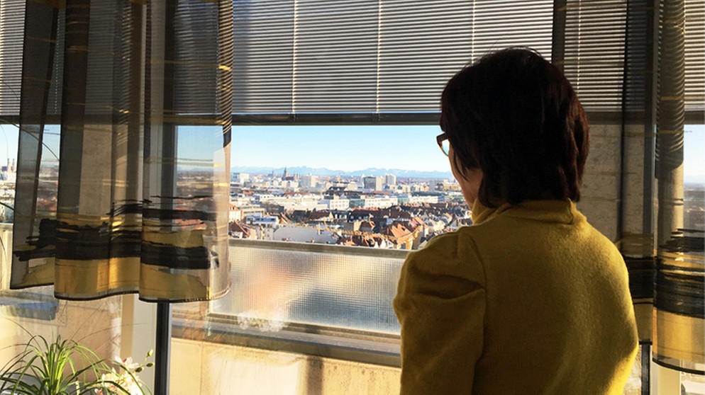 Bettina Heckert schaut aus dem Fenster der Taxisklinik | Bild: privat