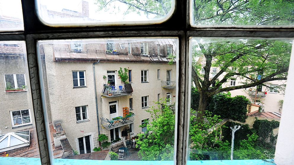 Blick aus einem Fenster des Atelierhauses in der Baumstrasse in München. | Bild: Catherina Hess/Süddeutsche Zeitung Photo