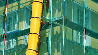 Gebäudesanierung, Baugerüst mit Schuttrutsche | Bild: picture alliance/dpa/imageBROKER/Mario Hösel