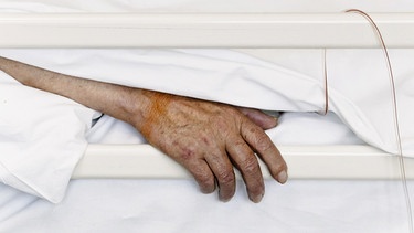 Hand einer bettlägrigen alten Frau. | Bild: picture alliance/dpa/Markus Scholz