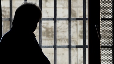 Symbolbild Mann im Gefängnis | Bild: picture alliance/dpa/Arne Dedert