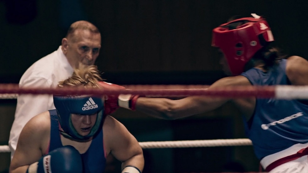 Boxschülerin Saskia Bajin beim Kampf im Ring - Filmstill aus "Lionhearted" von Antje Drinnenberg | Bild: Antje Drinnenberg