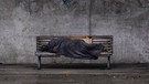 Das Beitragsbild des Dok5 \"Angst haben fast alle - Gewalt im Leben von Obdachlosen\" zeigt einen schlafenden Obdachlosen auf einer Bank in Berlin. | Bild: Florian Gaertner/imago-images