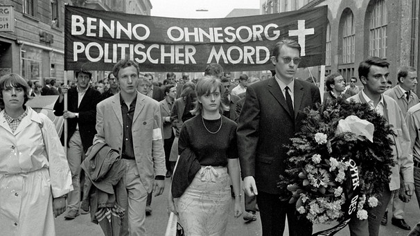 Studenten demonstrieren am 5. Juni 1967 in Muenchen aus Anlass der Toetung von Benno Ohnesorg.  | Bild: picture alliance / ASSOCIATED PRESS | Helmuth Lohmann