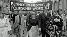 Studenten demonstrieren am 5. Juni 1967 in Muenchen aus Anlass der Toetung von Benno Ohnesorg.  | Bild: picture alliance / ASSOCIATED PRESS | Helmuth Lohmann
