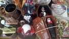 Miniatur-Särge und weiterer Dracula-Kitsch in den Läden | Bild: Tobias Nagorny