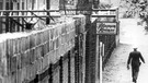 1965 gelang einem Mann aus Ostberlin die Flucht über die Mauer mit Hilfe einer Leiter | Bild: picture-alliance/dpa