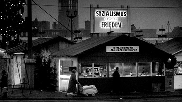 Imbissbude auf dem Weihnachtsmarkt auf dem Marx Engels Platz in Ostberlin, 1959 | Bild: picture-alliance/dpa