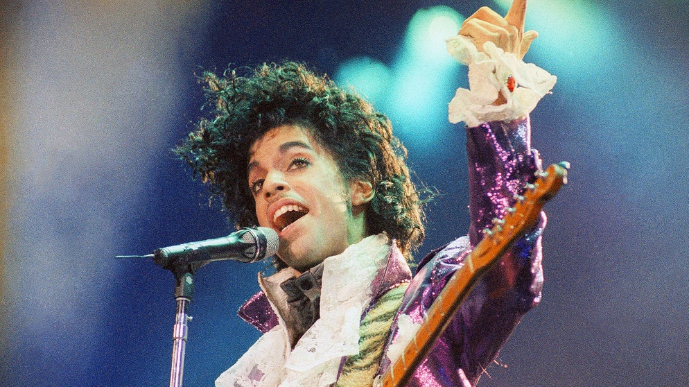 Prince performs at the Forum in Inglewood, California. (1985) | Bild: picture alliance/AP Photo | Liu Heung Shing