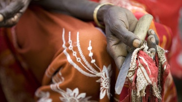 Frau mit Messer | Bild: dpa picture alliance/UNICEF/HOLT