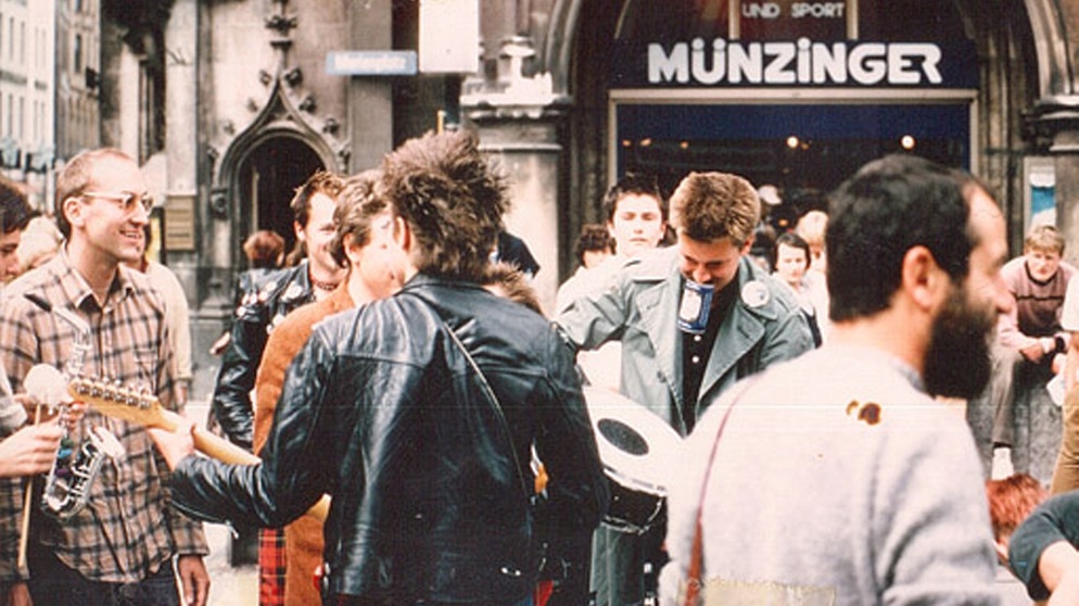 Punks Anfang der 80er in der Münchner Innenstadt | Bild: Lorenz Schröter