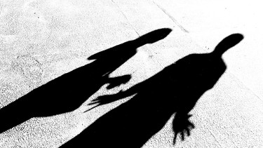 Schatten von Menschen, die sprechen | Bild: picture-alliance/dpa