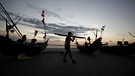 Fischer: Mit Idylle hat die Arbeit auf Fischerbooten rund um Thailand nichts zu tun. | Bild: picture alliance / dpa / Nyein Chan Naing