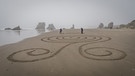 Circles in the Sand - Rund 30 Labyrinthe entstehen in einer Saison, durch die dann Tausende von Besuchern laufen können, um zu meditieren. | Bild: BR/Dirk Rohrbach