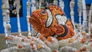 Cleo, der Clownfisch - Eine von mehr als 80 Skulpturen von Washed Ashore, ein Kunstprojekt, das inzwischen mehr als 30 Tonnen Plastikmüll aus dem Meer verarbeitet hat. | Bild: BR/Dirk Rohrbach