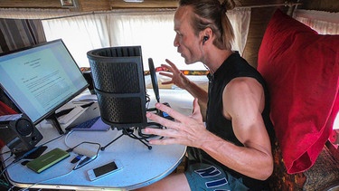 Dirk am Küchentisch in seiner improvisierten Soundbooth beim Einsprechen für Staffel 3 | Bild: Dirk Rohrbach
