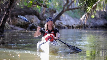 ... Dirk paddelt auf dem Great Calusa Blueway in Florida für eine Bonusepisode in Staffel 2 | Bild: Dirk Rohrbach